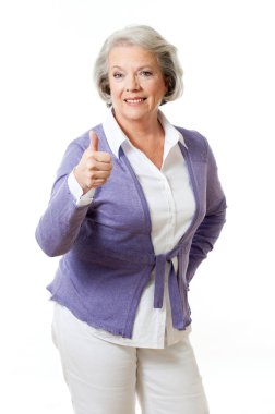 60 'lı yaşlarda bir kadın başparmağını kaldırıyor.