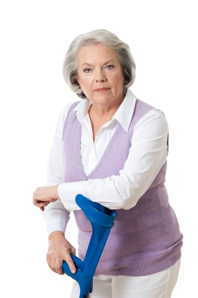 Mujer Anciana Con Muletas Aisladas Blanco — Foto de Stock