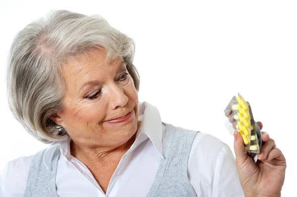 Anciana Tiene Medicamentos Sus Manos —  Fotos de Stock
