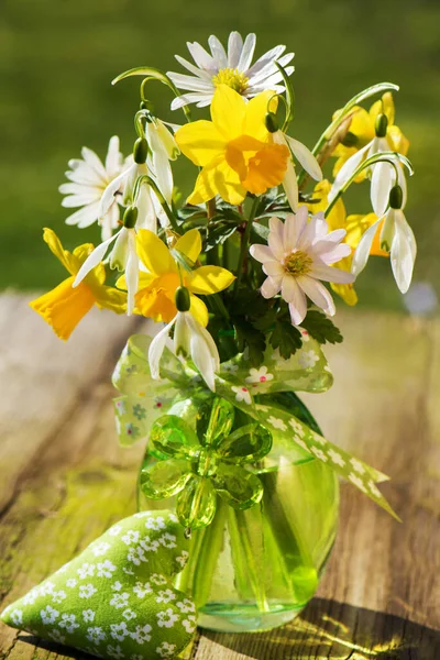 Frühlingsblumen Auf Holzgrund — Stockfoto