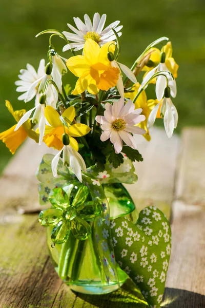 Frühlingsblumen Auf Holzgrund — Stockfoto