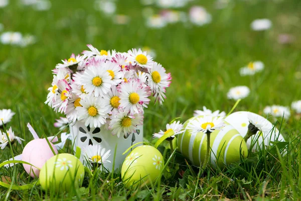 Påskägg Med Tusensköna Blommor — Stockfoto