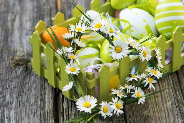 Färgglada Påskägg Med Prästkragar Trä — Stockfoto