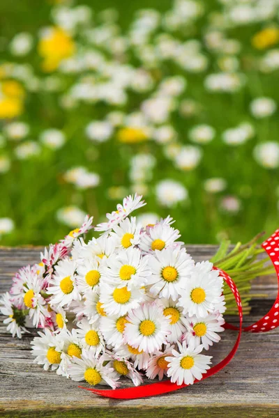 Bouquet Bunga Aster Pada Latar Belakang Kayu — Stok Foto