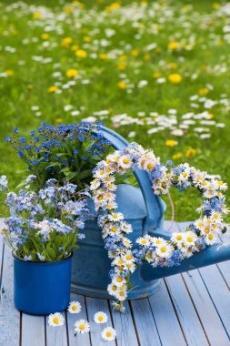 Ahşap arka planda kalbi olan bir teneke kutu.