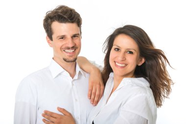 Beyaz tenli mutlu genç çift