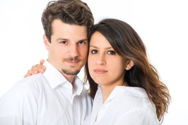 Beyaz tenli mutlu genç çift