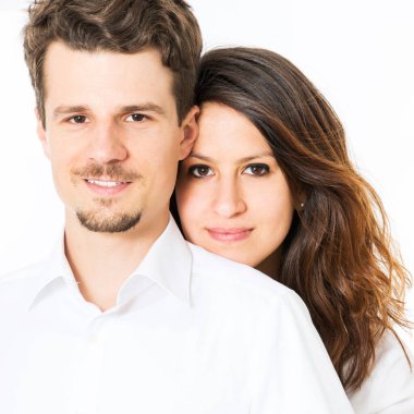 Beyaz tenli mutlu genç çift