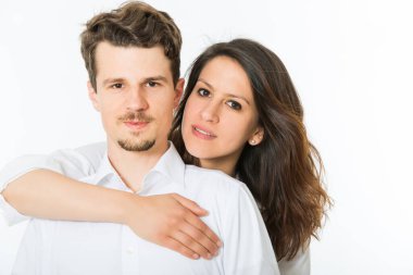 Beyaz tenli mutlu genç çift