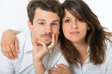 Beyaz tenli mutlu genç çift