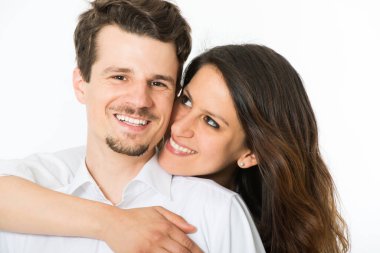 Beyaz tenli mutlu genç çift