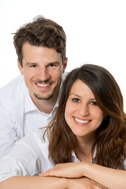 Beyaz tenli mutlu genç çift