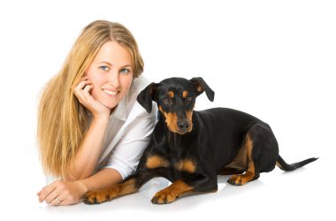 Köpeği olan kadın beyazda yalnız.