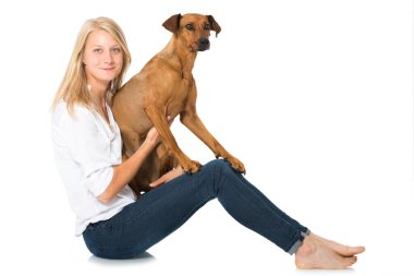 Köpeği olan kadın beyazda yalnız.