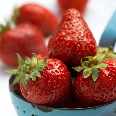 Eski bir e-posta kepçesinde çilekler