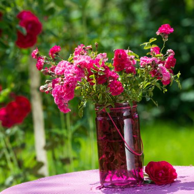 Pembe bahçe masasında pembe güller