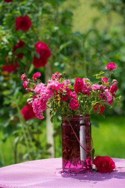 Pembe bahçe masasında pembe güller