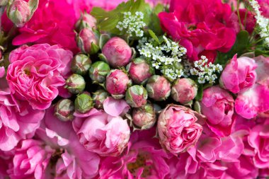 Bahçe masasında gül çelengi