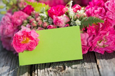 Kartla birlikte gül çelengi.