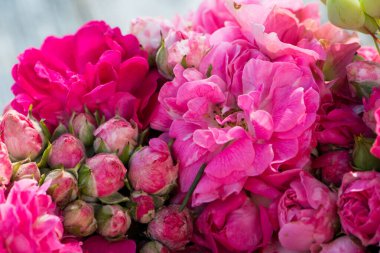 Bir gül çelengine yakın.