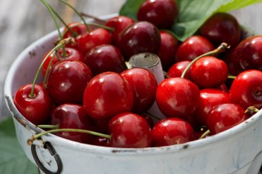 Eski bir tavada kirazlar