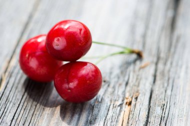 Tahta arka planda kirazlar