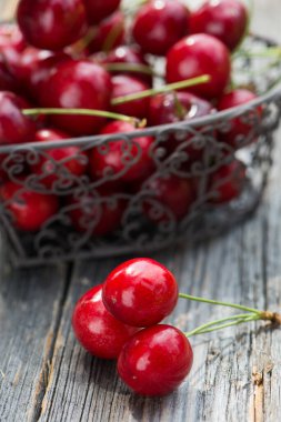 Küçük bir sepetteki kirazlar