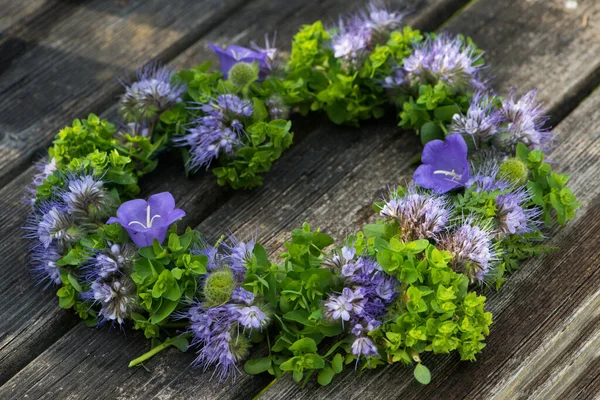 Fleurs Colorées Sur Banc Bois — Photo