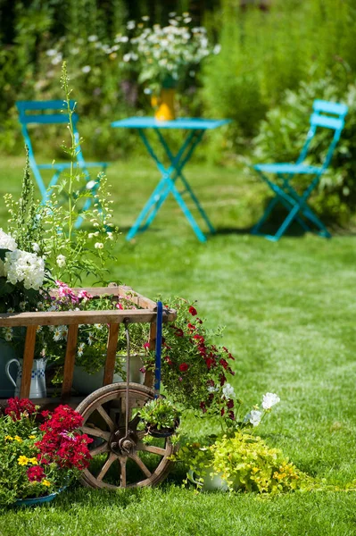 Carro Madera Con Flores Jardín — Foto de Stock