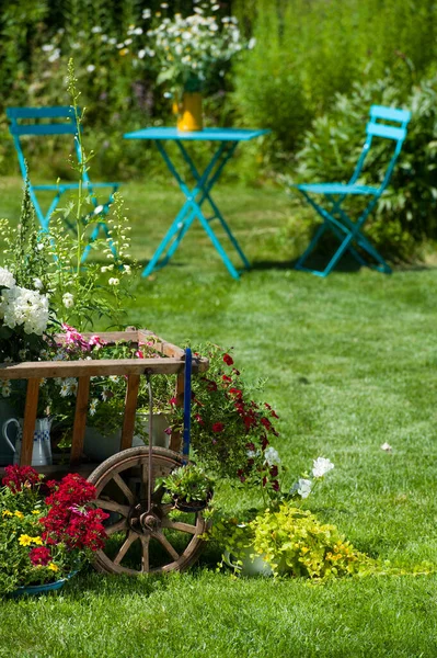 Chariot Bois Avec Fleurs Dans Jardin — Photo