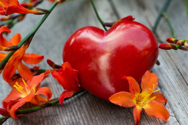 Красное Сердце Цветами Деревянном Фоне — стоковое фото