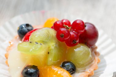 Tabakta meyveli turta.