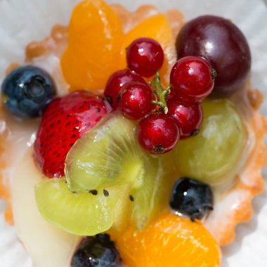 Tabakta meyveli turta.