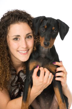 Küçük köpekli genç bir kadın beyazda izole edilmiş.