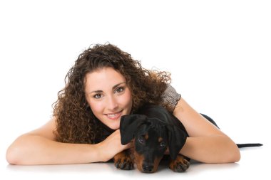 Küçük köpekli genç bir kadın beyazda izole edilmiş.