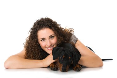 Küçük köpekli genç bir kadın beyazda izole edilmiş.