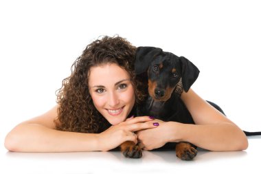 Küçük köpekli genç bir kadın beyazda izole edilmiş.