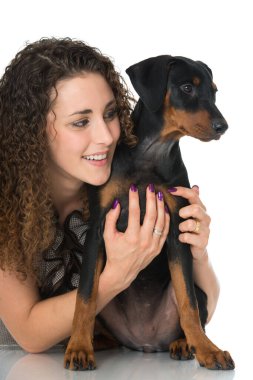 Küçük köpekli genç bir kadın beyazda izole edilmiş.