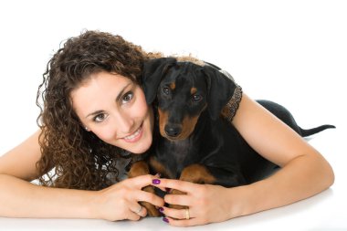 Küçük köpekli genç bir kadın beyazda izole edilmiş.