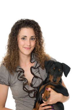 Küçük köpekli genç bir kadın beyazda izole edilmiş.