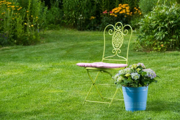 Zahradní Židle Hortenzií Zahradě — Stock fotografie