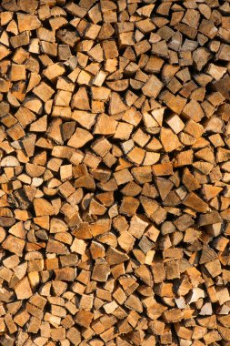 Odun yığını resmi dolduruyor