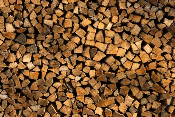 Odun yığını resmi dolduruyor