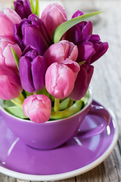 Тюльпаны Чашке — стоковое фото