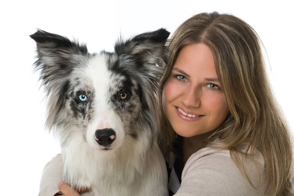 带着边境牧羊犬的年轻女人 — 图库照片