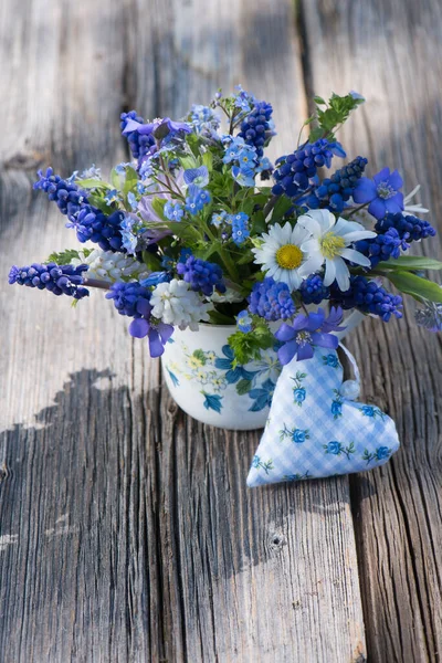 Весенний Букет Цветов Садовом Столе — стоковое фото