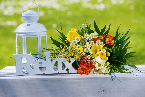 庭のテーブルの上の異なる花 — ストック写真