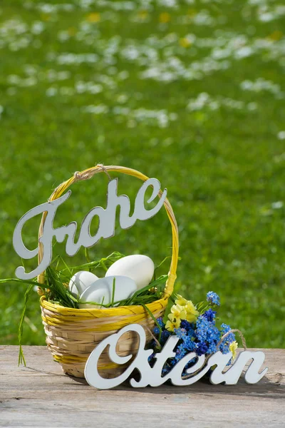 Frohe Ostern Briefe Mit Eiern Einer Holzkiste — Stockfoto