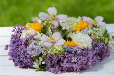 Leylaklı çiçek çelengi