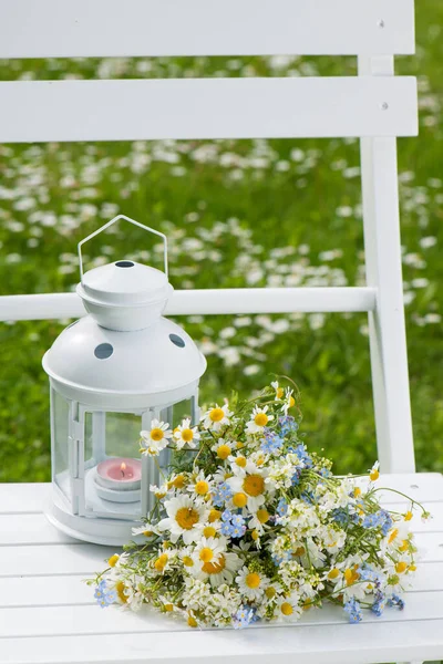 Garden Lentera Dengan Bunga Liar — Stok Foto